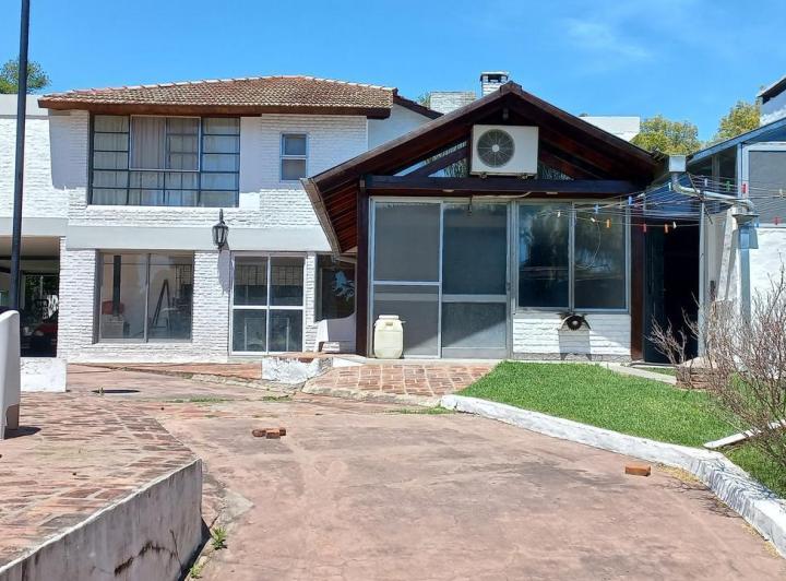 Casa · 275m² · 6 Ambientes · 4 Cocheras