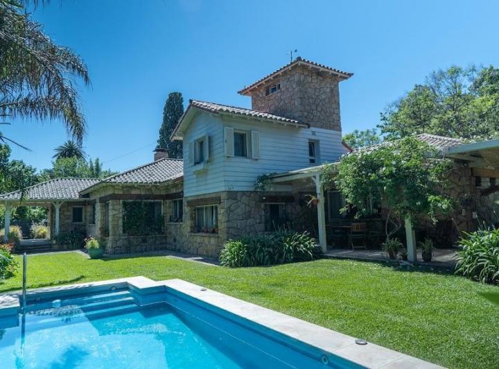 Casa · 340m² · 7 Ambientes · 9 Cocheras