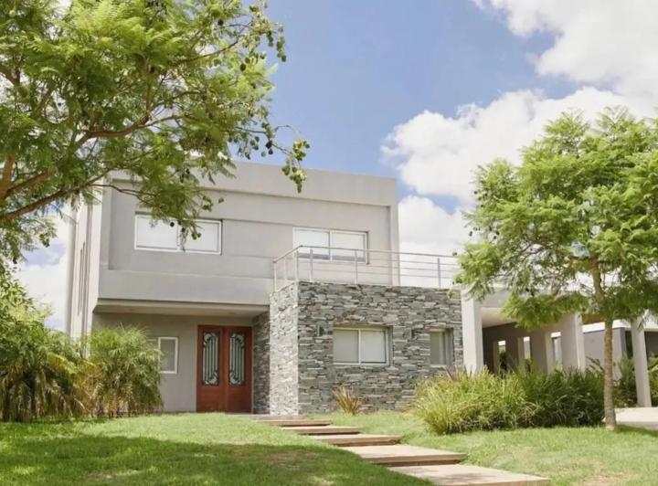 Casa · 240m² · 5 Ambientes · 2 Cocheras