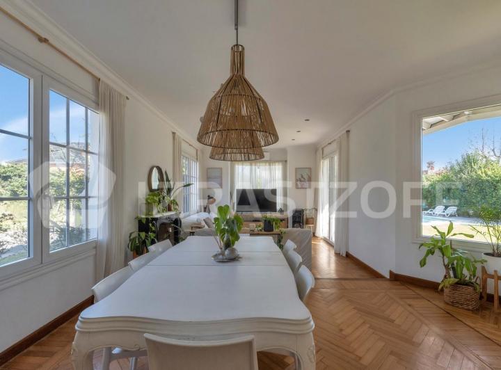 Casa · 241m² · 7 Ambientes · 4 Cocheras