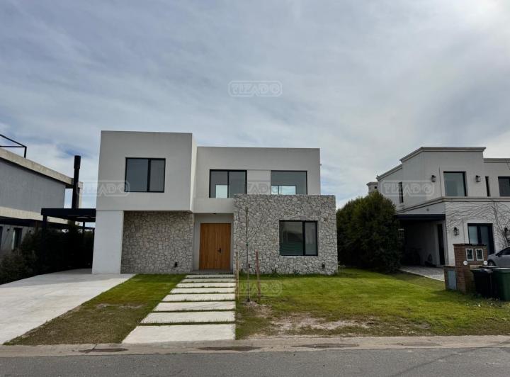 Casa · 198m² · 5 Ambientes · 2 Cocheras
