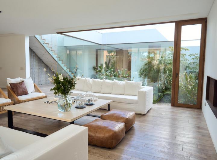 Casa · 343m² · 8 Ambientes · 2 Cocheras