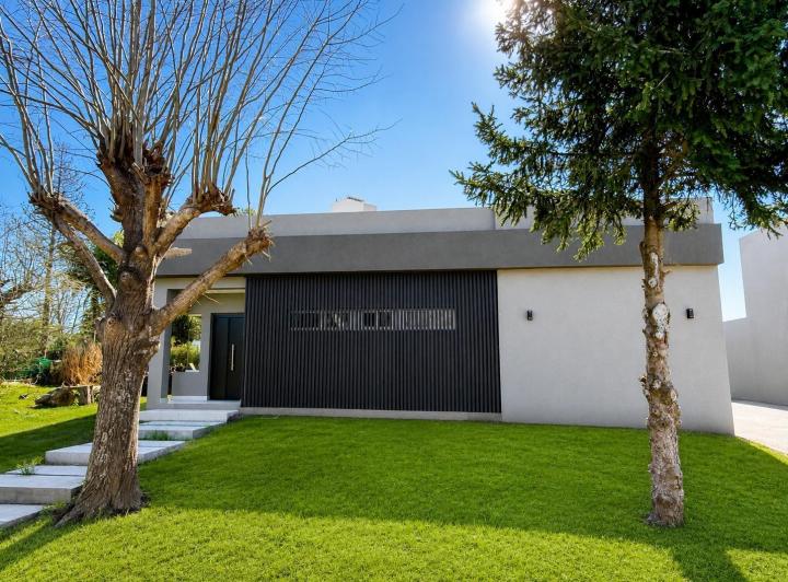 Casa · 158m² · 5 Ambientes · 2 Cocheras