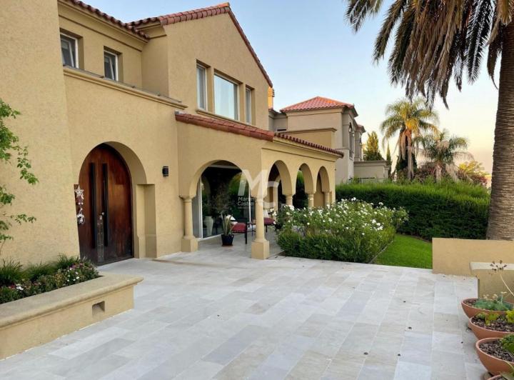Casa · 536m² · 7 Ambientes · 2 Cocheras