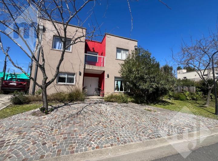 Casa · 170m² · 5 Ambientes · 4 Cocheras