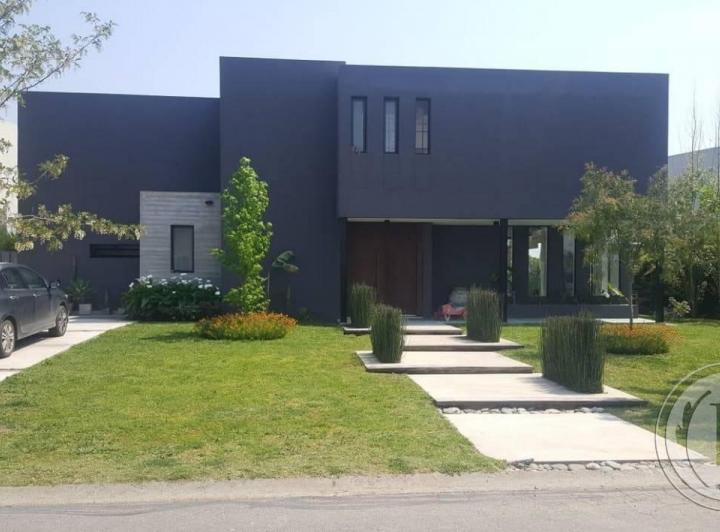 Casa · 290m² · 5 Ambientes · 3 Cocheras