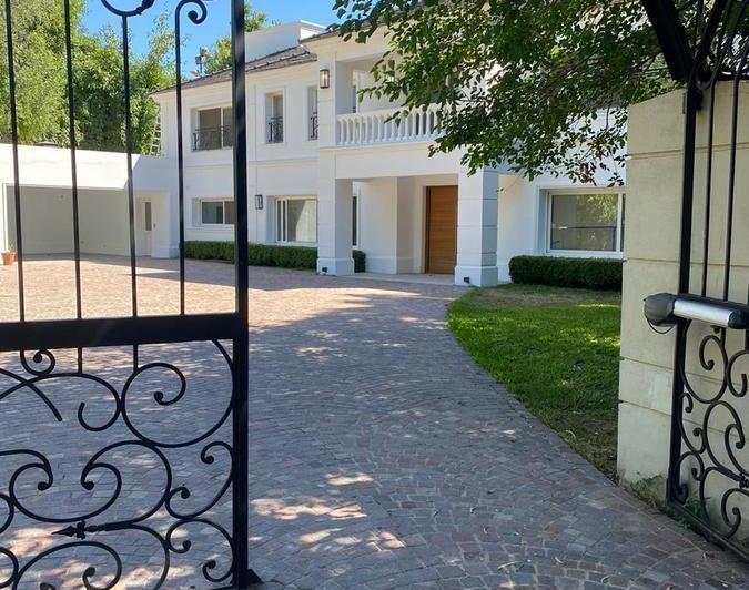 Casa · 700m² · 8 Ambientes · 1 Cochera
