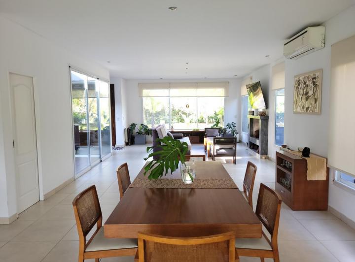 Casa · 230m² · 5 Ambientes · 2 Cocheras