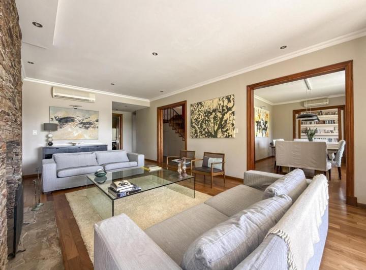 Casa · 450m² · 8 Ambientes · 2 Cocheras