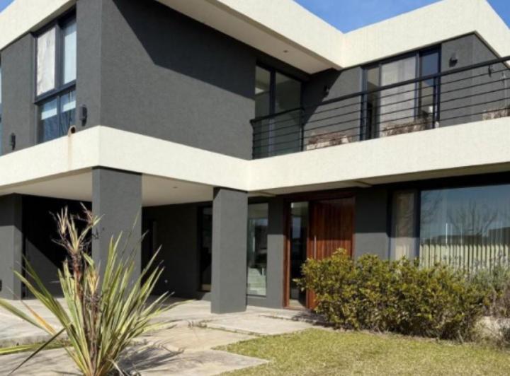 Casa · 227m² · 6 Ambientes · 2 Cocheras
