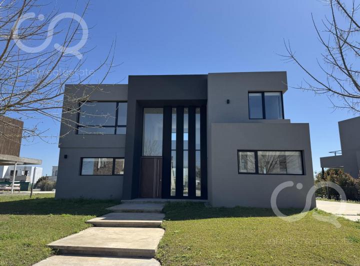 Casa · 230m² · 5 Ambientes