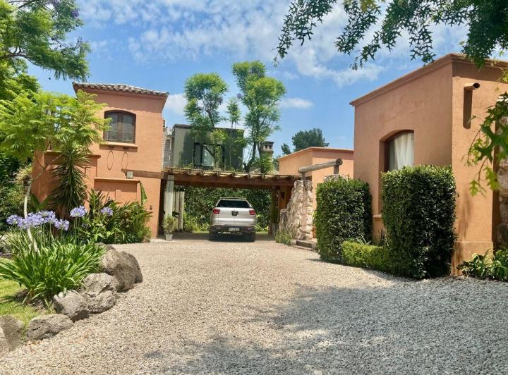 Casa · 236m² · 7 Ambientes · 3 Cocheras