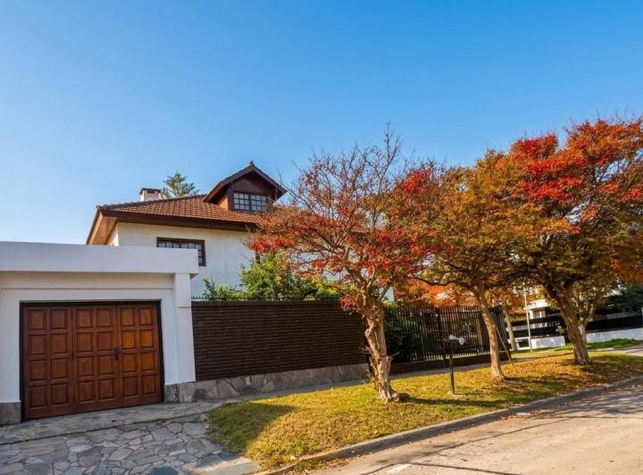 Casa · 227m² · 6 Ambientes · 1 Cochera