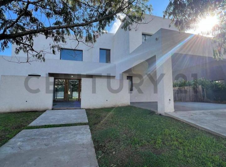 Casa · 261m² · 7 Ambientes · 4 Cocheras