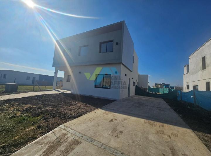 Casa · 170m² · 6 Ambientes · 3 Cocheras