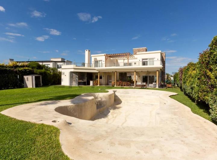 Casa · 350m² · 5 Ambientes · 4 Cocheras