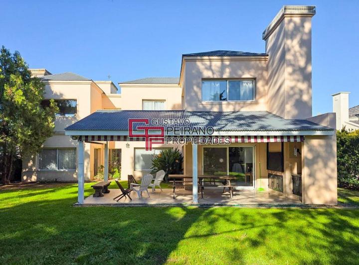 Casa · 265m² · 6 Ambientes · 1 Cochera