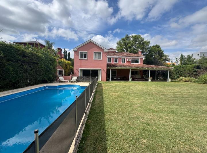 Casa · 237m² · 5 Ambientes · 4 Cocheras