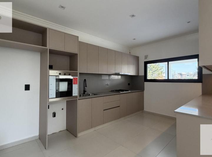 Casa · 224m² · 6 Ambientes · 4 Cocheras