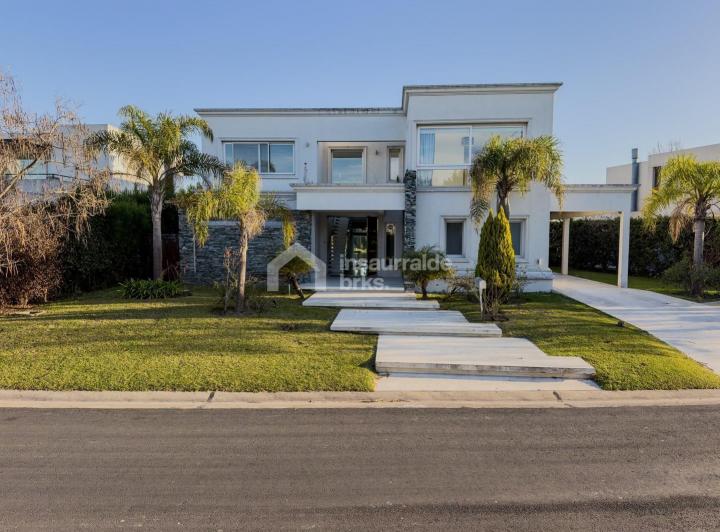 Casa · 420m² · 5 Ambientes · 2 Cocheras