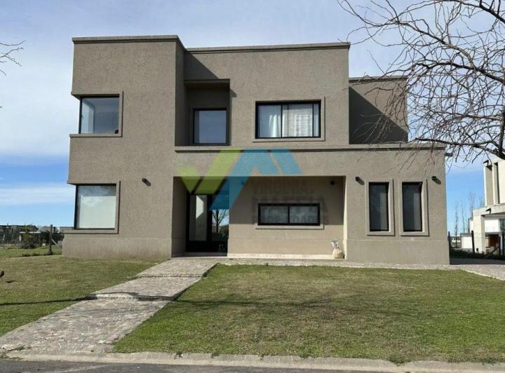 Casa · 270m² · 6 Ambientes · 1 Cochera