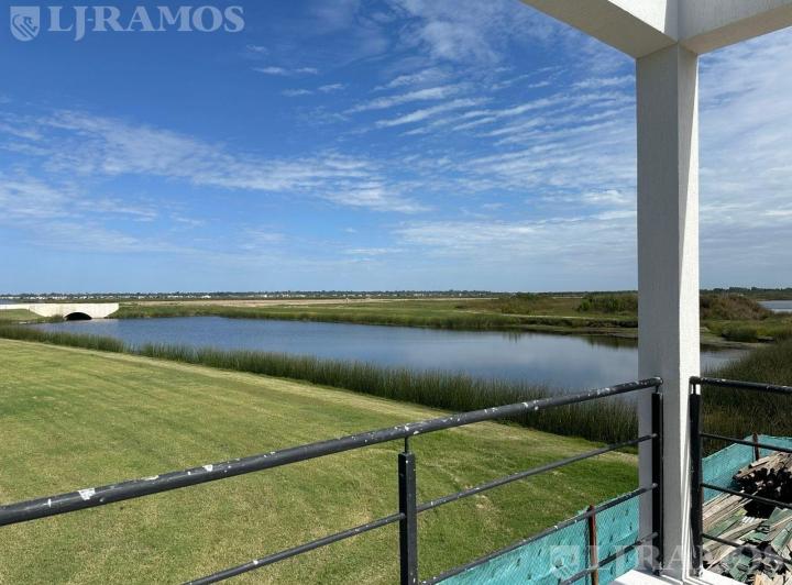 Casa · 184m² · 5 Ambientes · 2 Cocheras