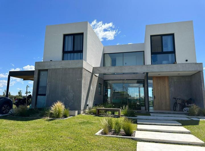 Casa · 260m² · 7 Ambientes · 1 Cochera