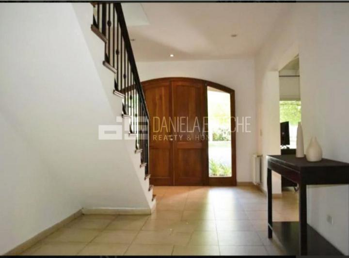 Casa · 364m² · 7 Ambientes · 2 Cocheras