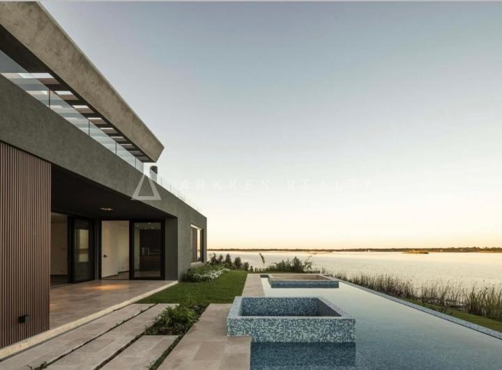 Casa · 780m² · 6 Ambientes · 2 Cocheras