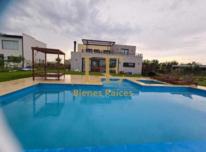 Casa · 240m² · 5 Ambientes · 4 Cocheras