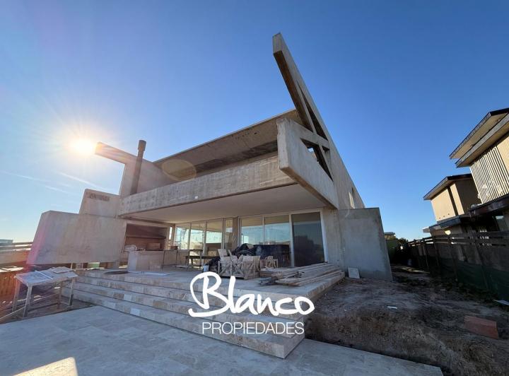 Casa · 405m² · 8 Ambientes · 2 Cocheras