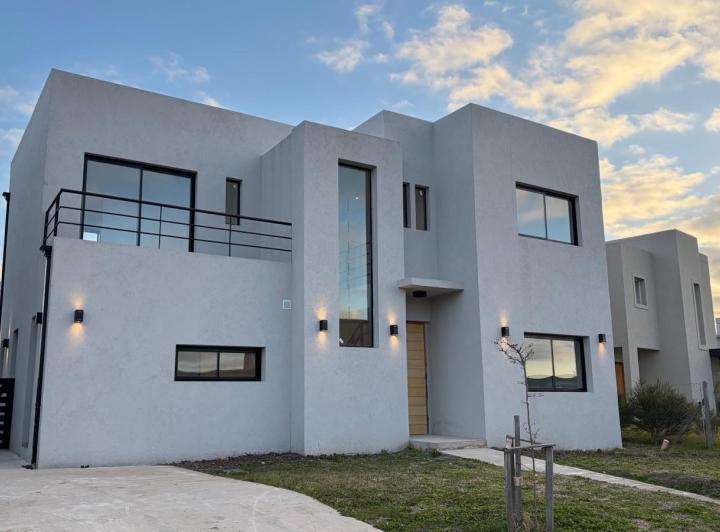 Casa · 563m² · 6 Ambientes · 3 Cocheras