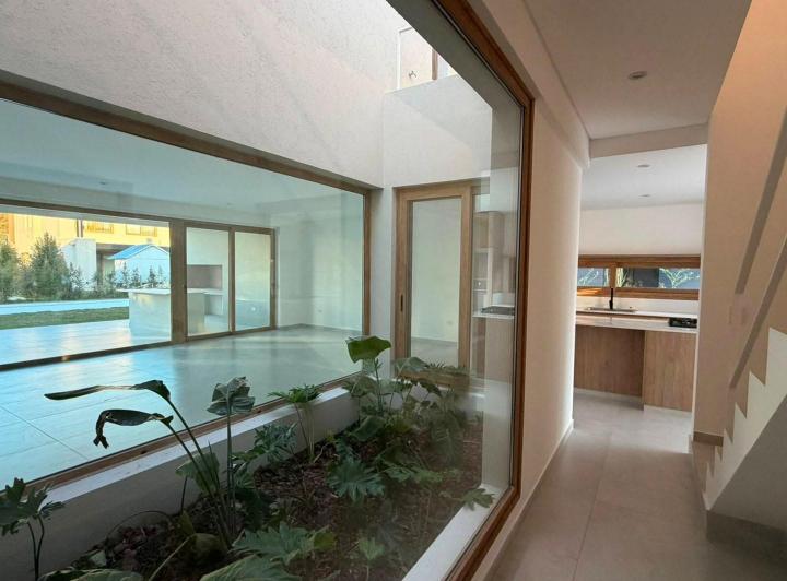 Casa · 2557m² · 5 Ambientes