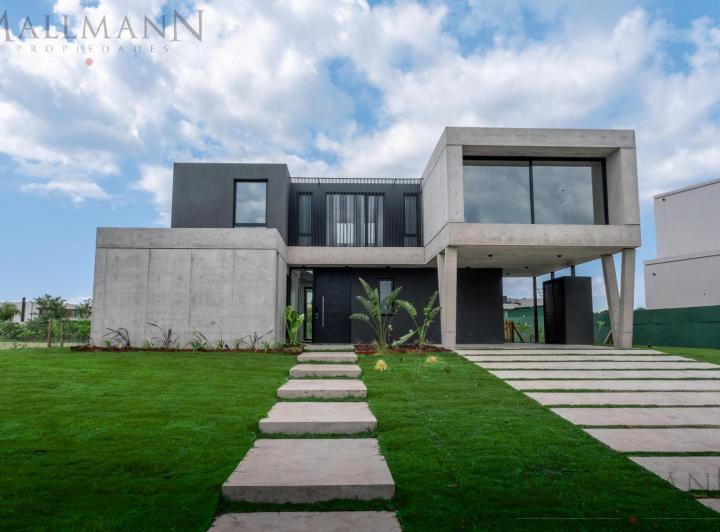 Casa · 276m² · 8 Ambientes · 2 Cocheras