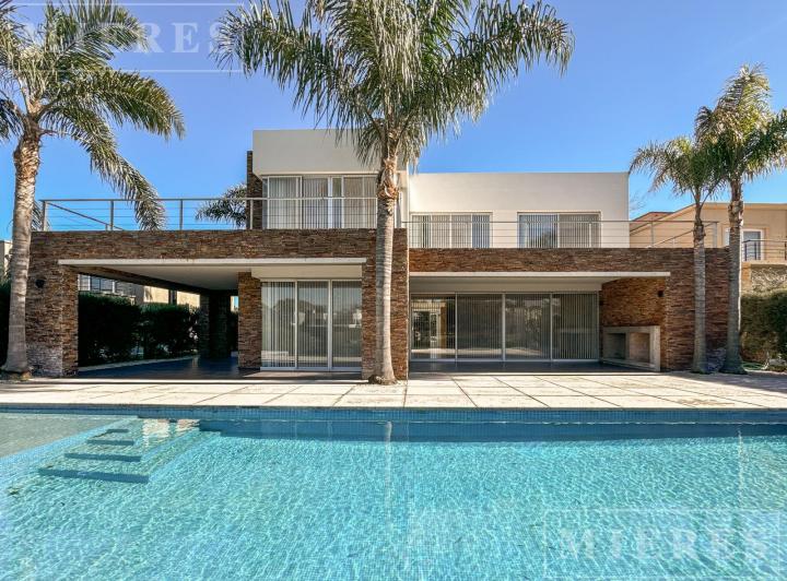 Casa · 403m² · 6 Ambientes · 4 Cocheras