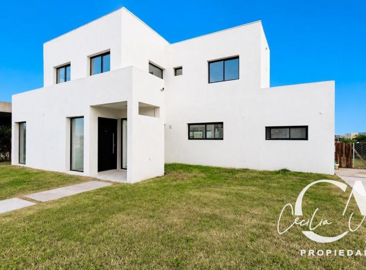 Casa · 224m² · 6 Ambientes · 3 Cocheras