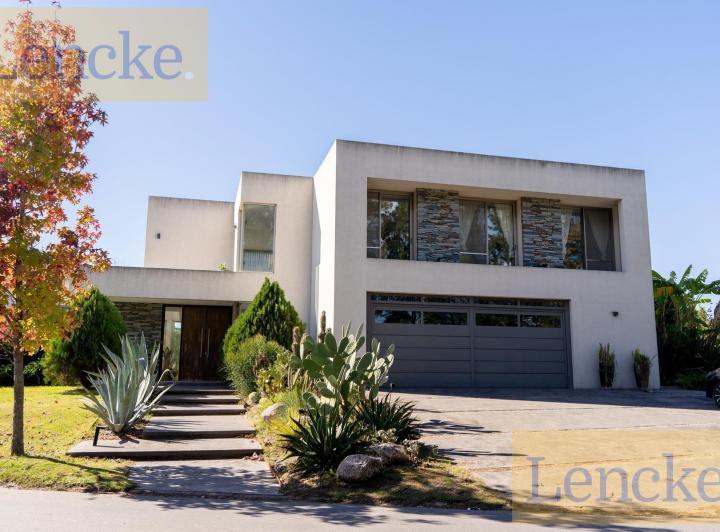 Casa · 450m² · 7 Ambientes · 9 Cocheras