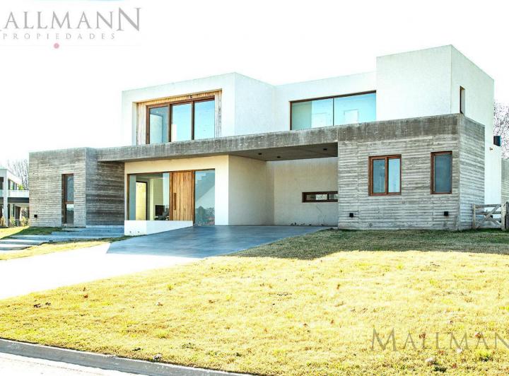 Casa · 294m² · 8 Ambientes · 2 Cocheras