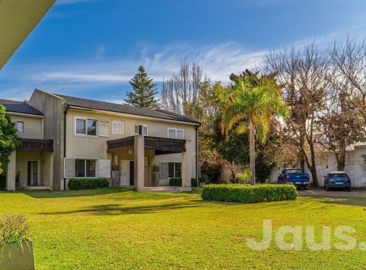 Casa · 1064m² · 20 Ambientes · 20 Cocheras