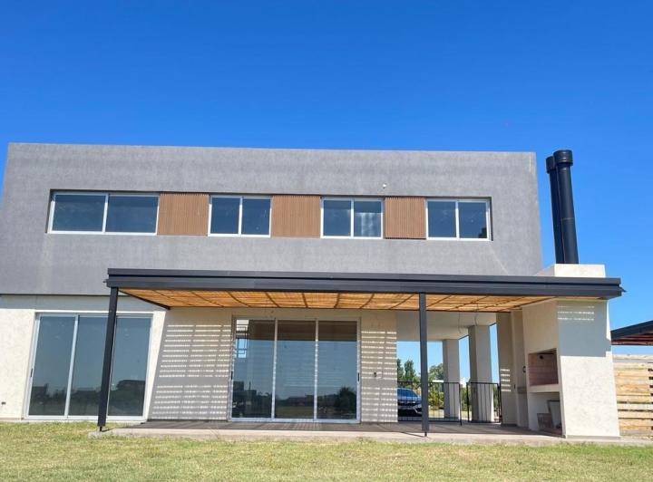 Casa · 219m² · 7 Ambientes · 6 Cocheras
