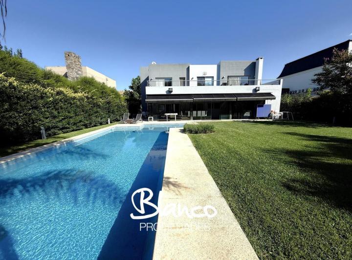Casa · 45000m² · 7 Ambientes · 2 Cocheras