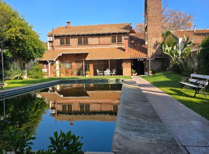 Casa · 400m² · 6 Ambientes · 3 Cocheras