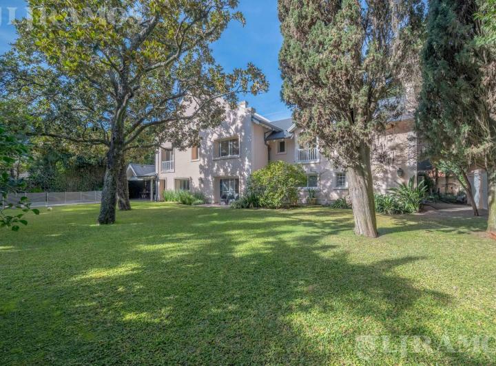 Casa · 900m² · 10 Ambientes · 8 Cocheras