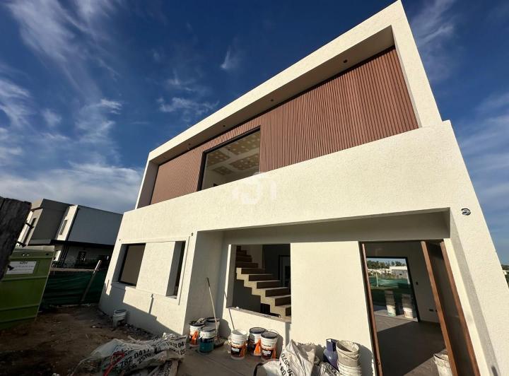 Casa · 163m² · 5 Ambientes · 2 Cocheras