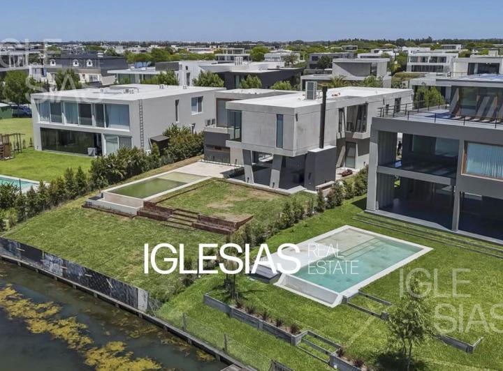 Casa · 332m² · 5 Ambientes · 4 Cocheras