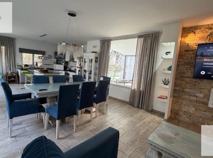 Casa · 200m² · 5 Ambientes · 4 Cocheras
