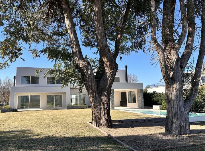 Casa · 303m² · 6 Ambientes · 2 Cocheras