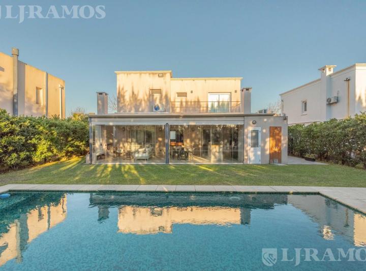 Casa · 209m² · 6 Ambientes · 5 Cocheras