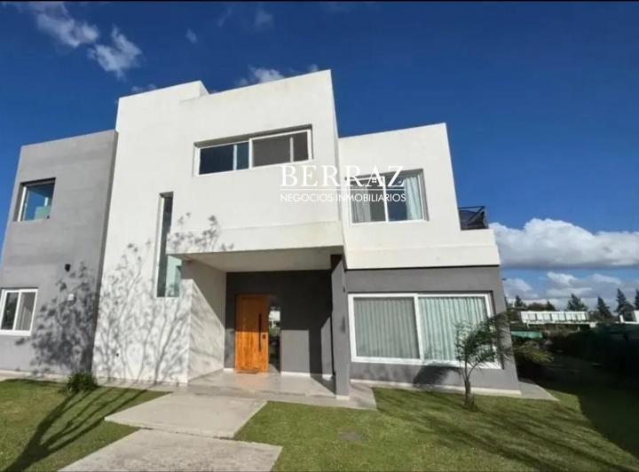 Casa · 1m² · 6 Ambientes · 2 Cocheras