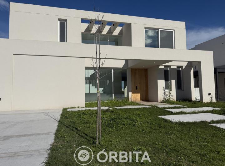 Casa · 263m² · 7 Ambientes · 4 Cocheras